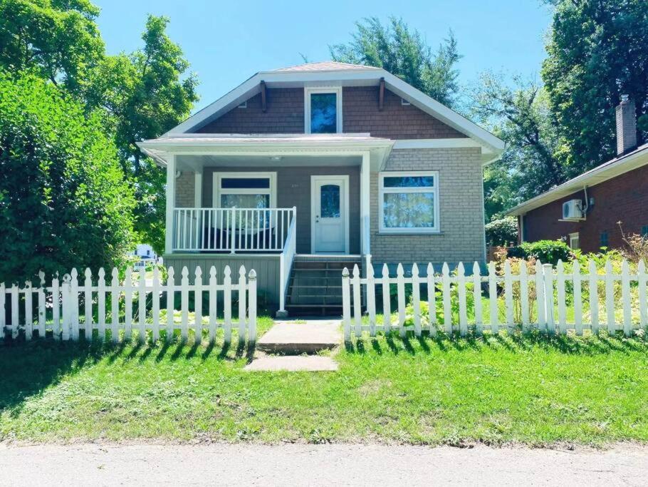 New & Cozy Niagara Getaway. 7 Mins From The Falls Exterior photo